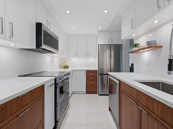 4101 Yew St #305, Vancouver, BC V6L 3B7