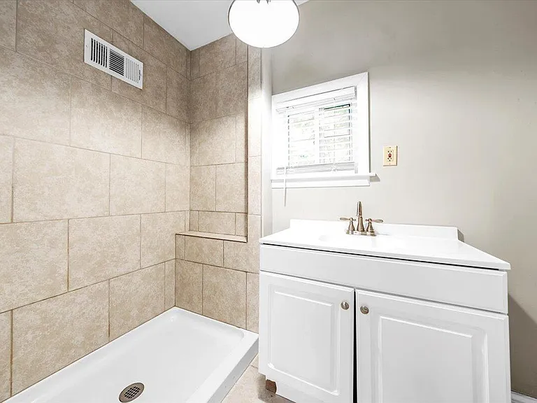 2410 Broadway Ave #B — Photo 22