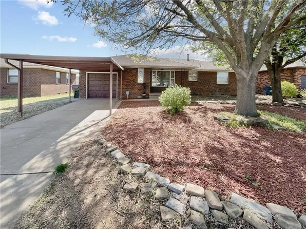2416 Maple Dr, Midwest City, OK 73110