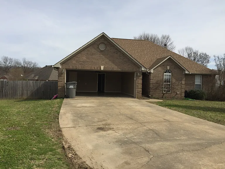 336 Oxford Cv — Photo 2