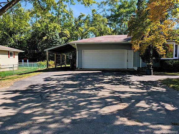 4th image of 567 Pine Tree Rd