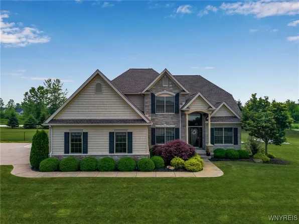 7261 Woodhaven Dr, Lockport, NY 14094