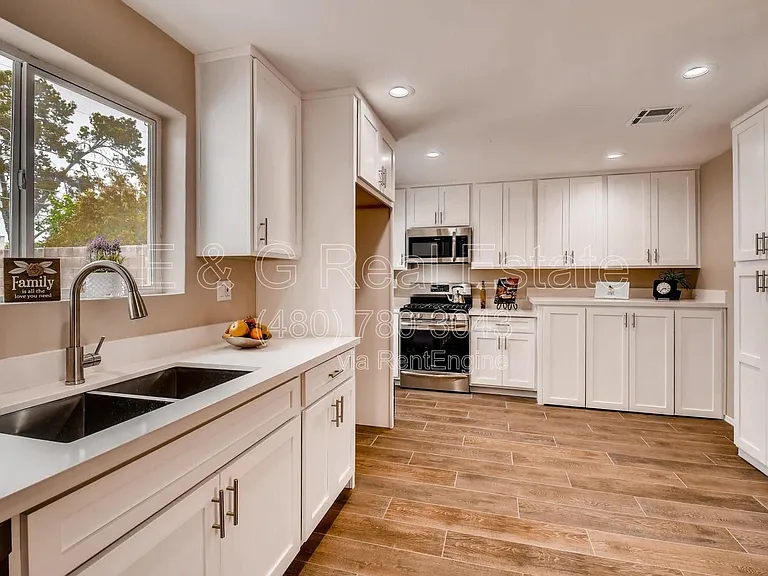 1806 E Don Carlos Ave — Photo 6