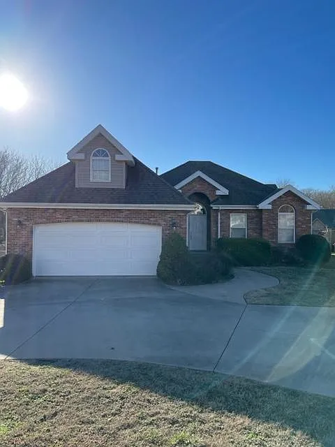 3 bed, 1955 sqft, $1,900 — Photo 1