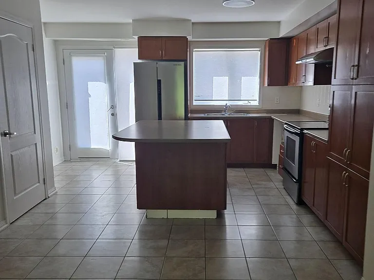 3120 Boxford Cres #5 — Photo 7