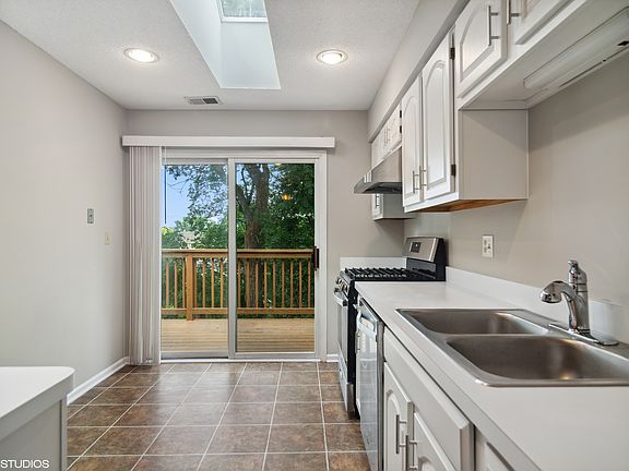 4th image of 28 W Fern Ct Unit 209D