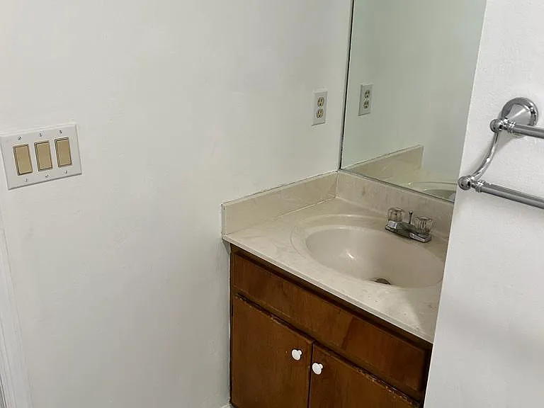 701 Cascade Dr — Photo 5