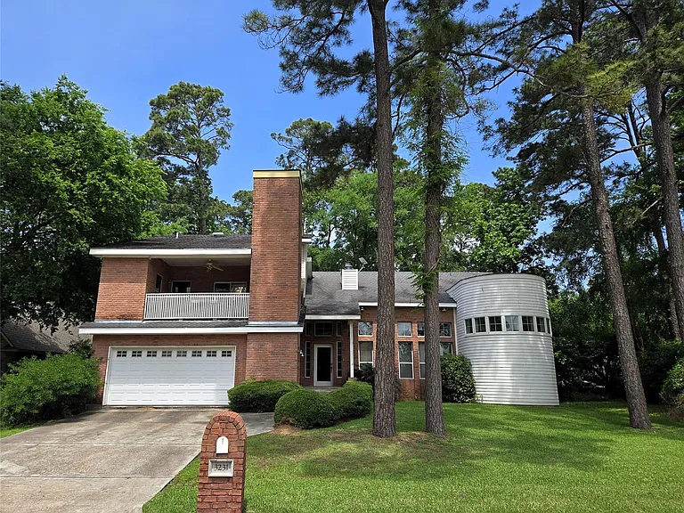 3231 Hemingway Dr — Photo 1