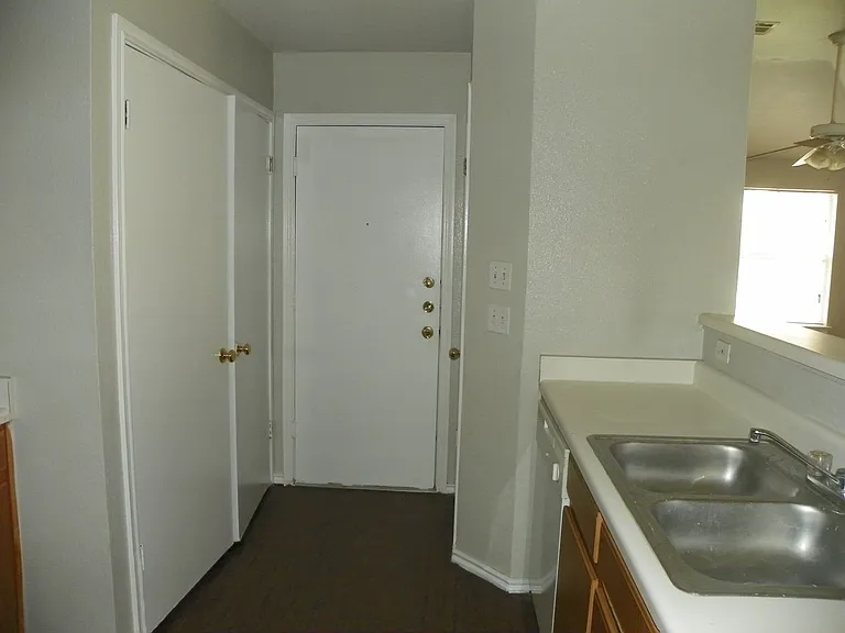 2221 Creekside Ln — Photo 5