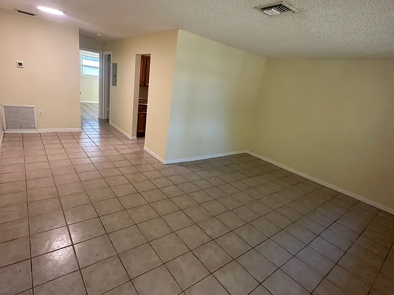 4615 SW 32nd Ave #3 — Photo 6