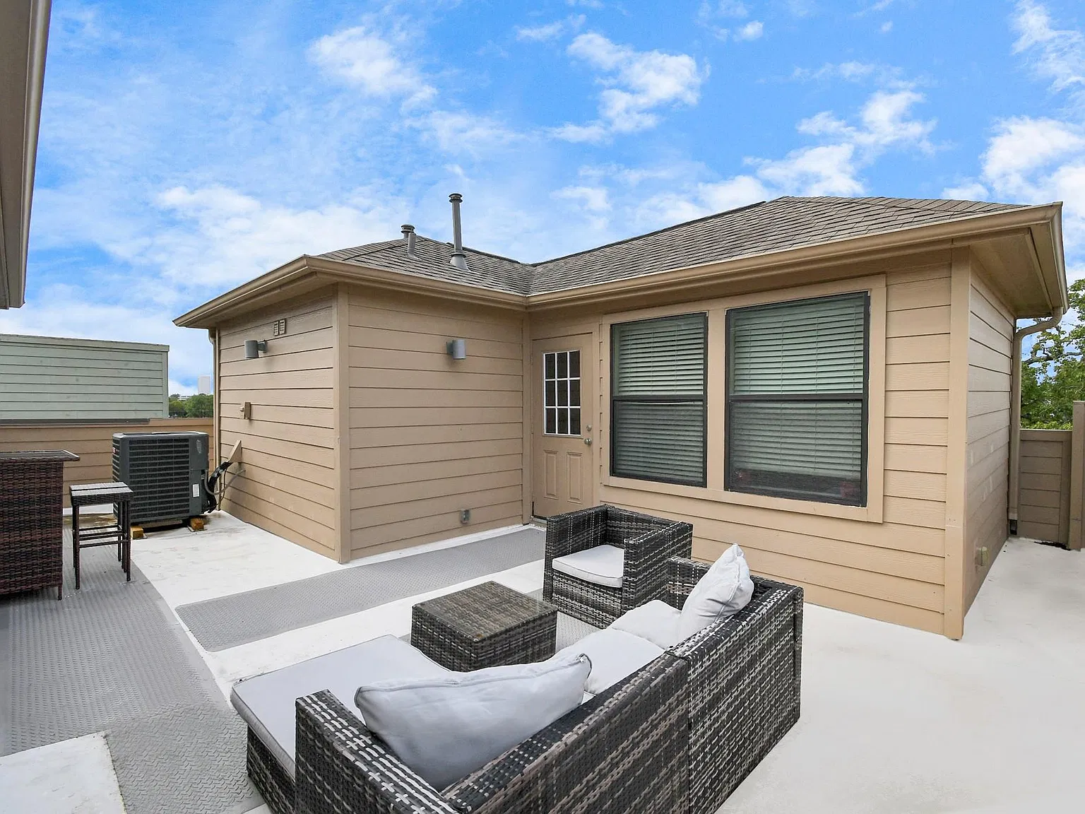 3 bed, 3.5 bath, 2479 sqft, $2,950 — Photo 4