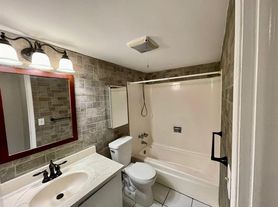 511 W Kalmia Dr