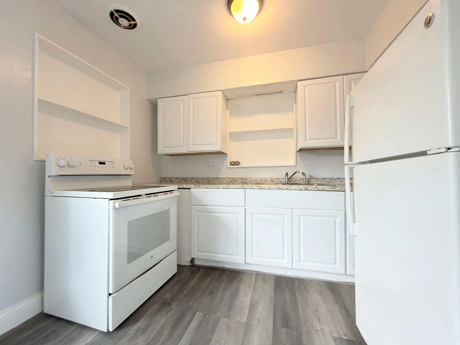 2 bed, 1.0 bath, 812 sqft, $1,800 — Photo 2