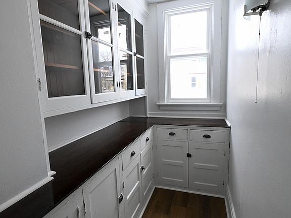 4th image of 147 Oxford Ave #1