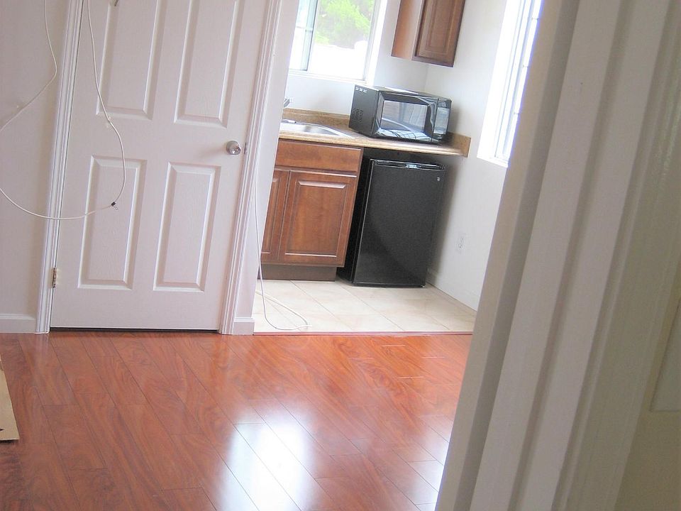 Beautifully renovated unit. Nice size studio