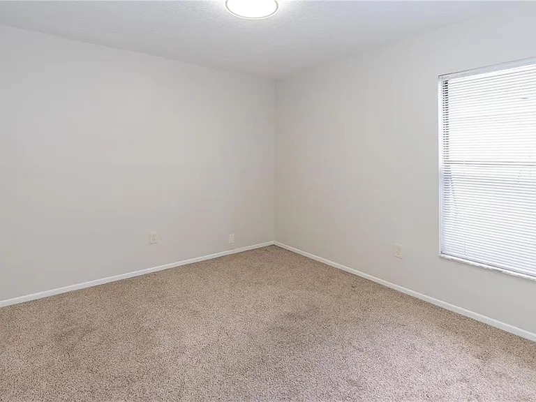 660 Holbrook Cir — Photo 8
