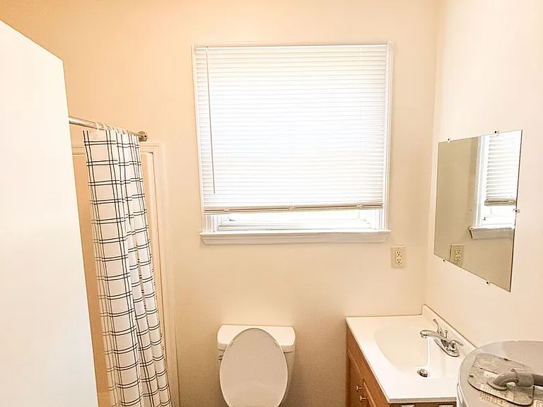 512 W Maple St — Photo 12