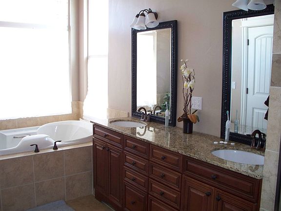 Master Bath/ large jetted tub