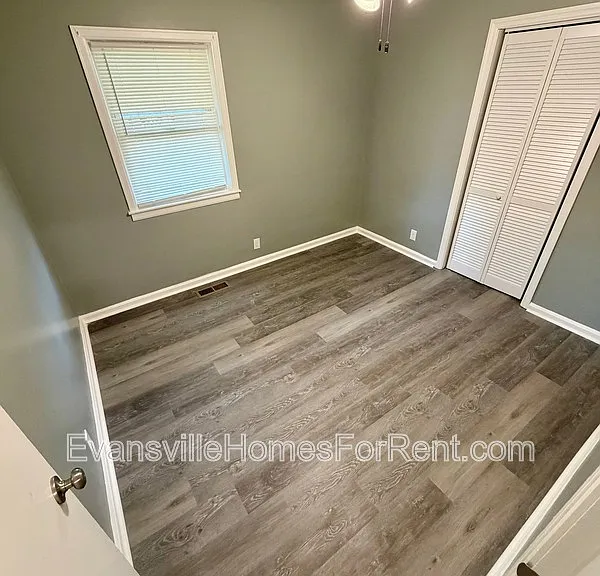 120 Leslie Ave — Photo 10