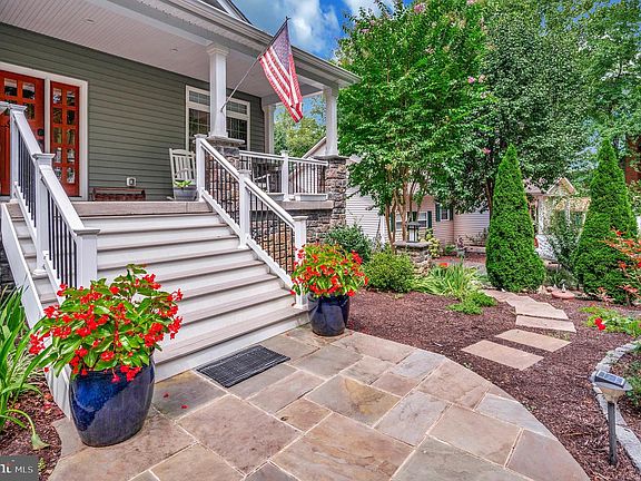 3rd image of 148 Edgemont Cir