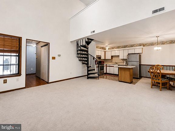5th image of 19 Summit Ct