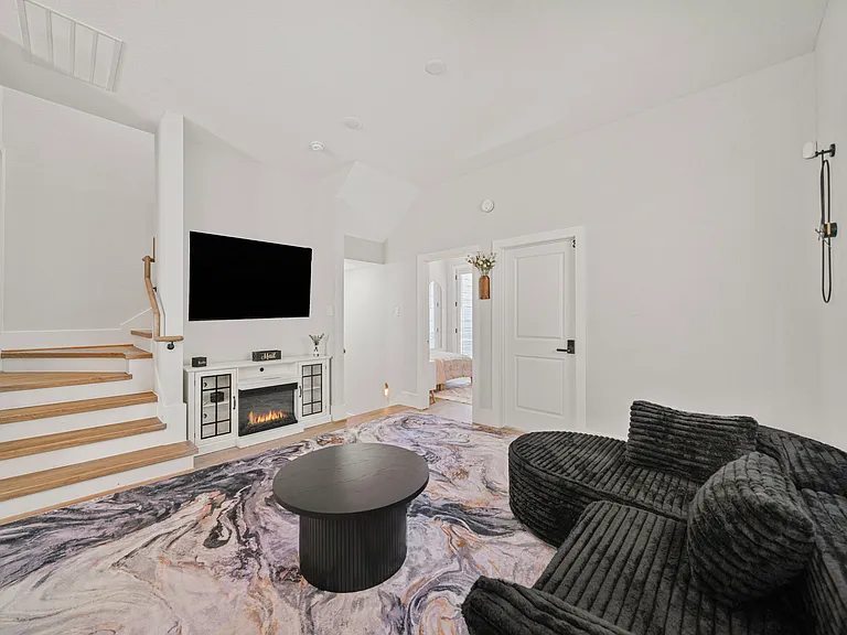 1208 Moody St — Photo 11