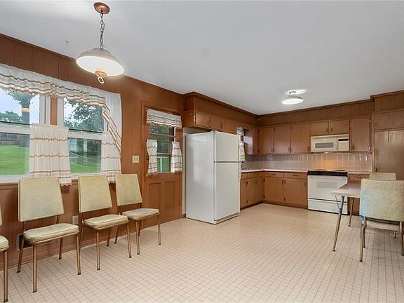 4th image of 14212 E 39th Ter S