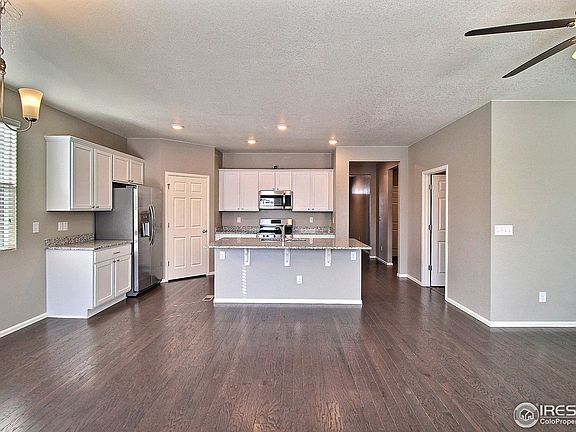 3rd image of 923 Charlton Dr