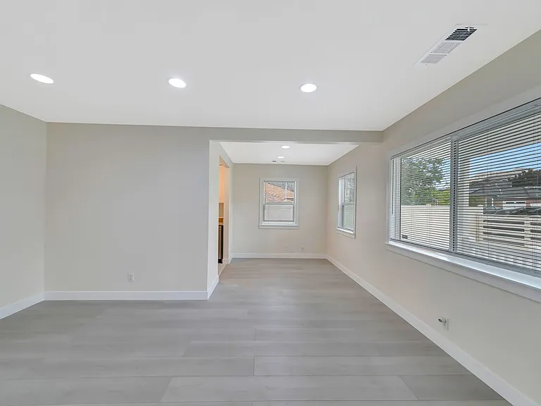10951 Whitegate Ave — Photo 10