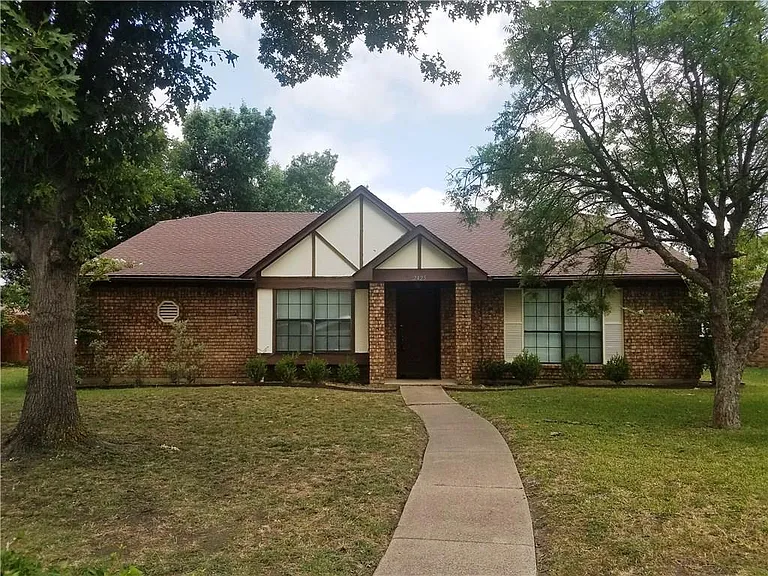 2425 Inverness Dr — Photo 1