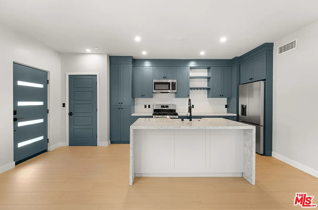 3 bed, 3.0 bath, 1606 sqft, $5,000 — Photo 1
