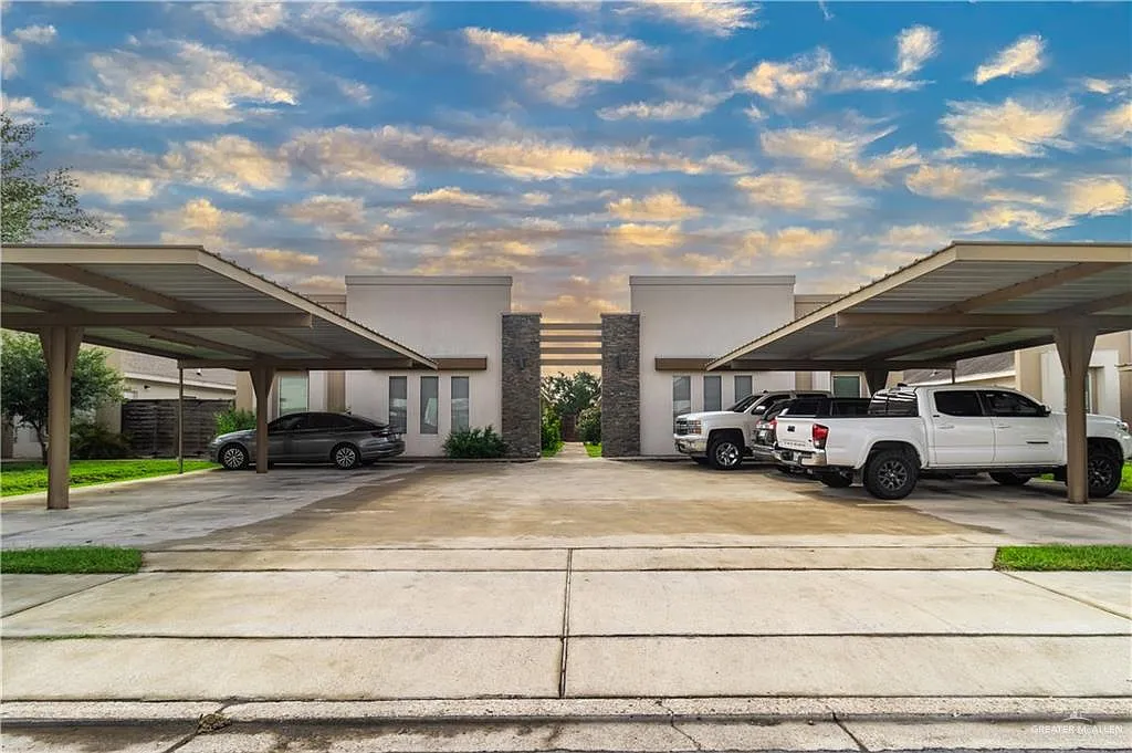 3 bed, 2.0 bath, 4228 sqft, $1,300 — Photo 1
