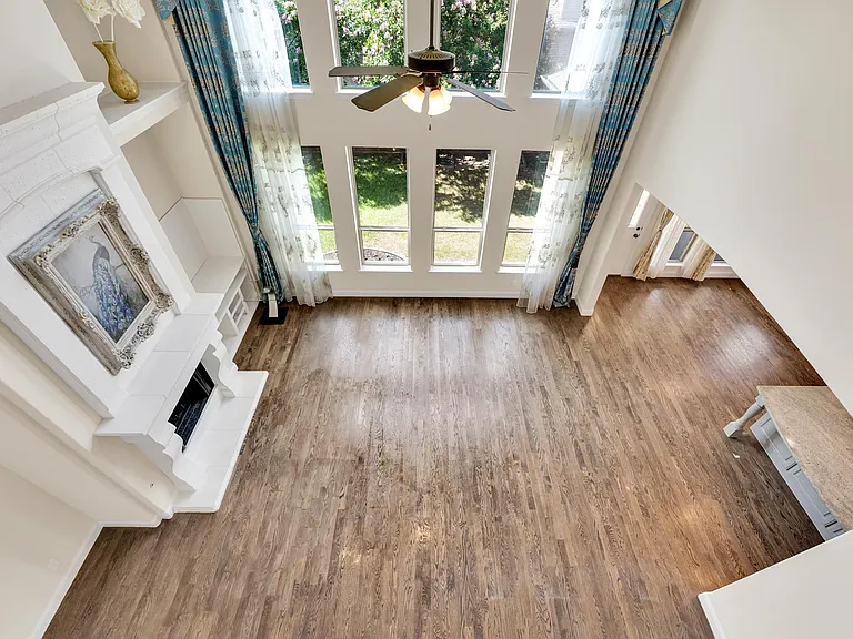 20 feet+ high ceiling
