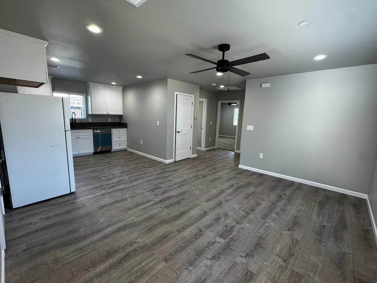 Building Photo - 4834 N Fruit Ave