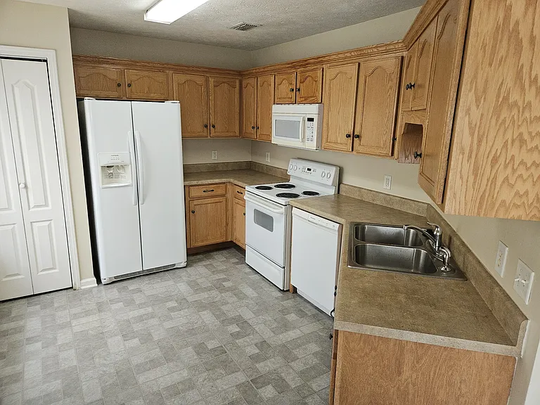 403 Ford Ct — Photo 7