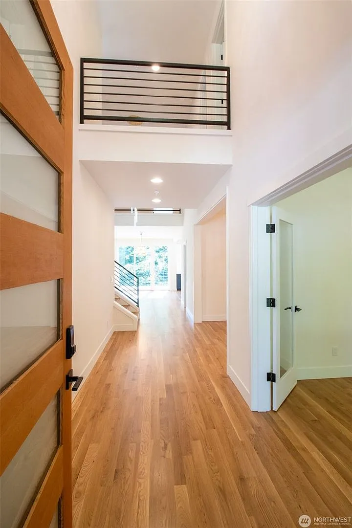 5Bd/5.5Ba Redmond Home — Photo 3