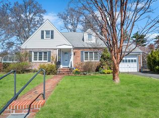 8 Brown Rd, Great Neck, NY 11024