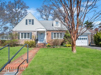 8 Brown Road, Great Neck, NY, 11024