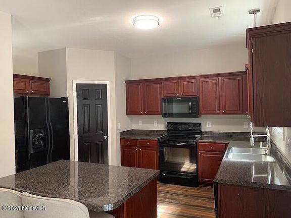 5th image of 862 Blue Bird Dr