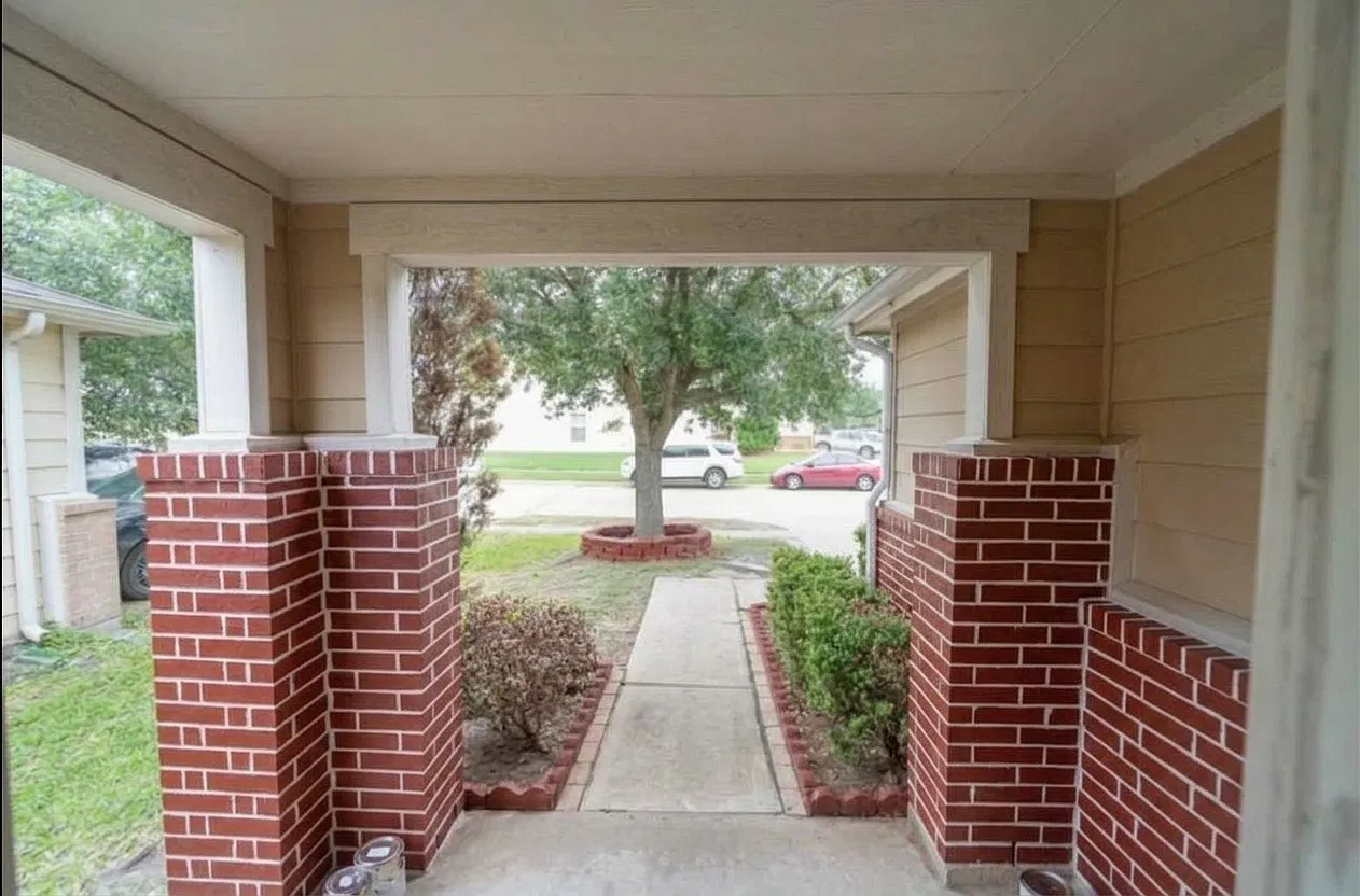 4 bed, 2410 sqft, $1,900 — Photo 2