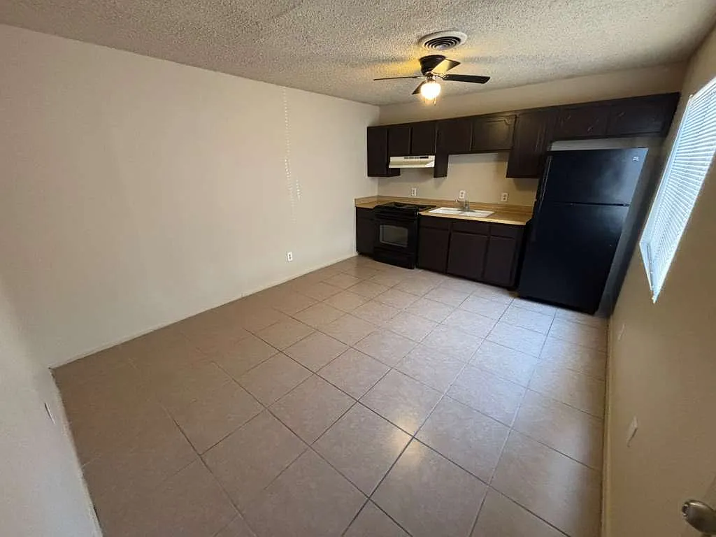 Building Photo - 2058 S 11th Ave #D