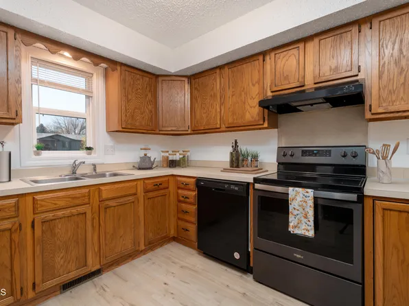 2990 Warwick Loop, Bismarck, ND 58504