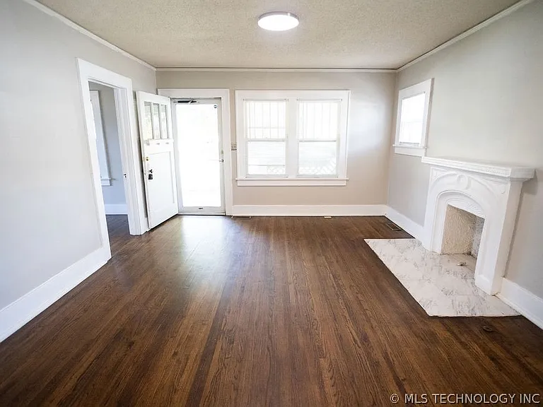 1147 S Florence Ave — Photo 16