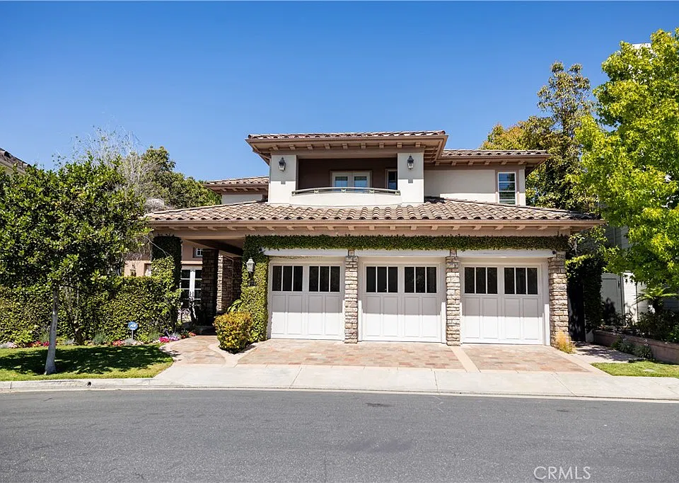 32 Gleneagles Dr