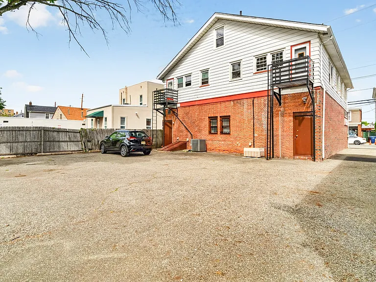 825 Main St #A — Photo 44