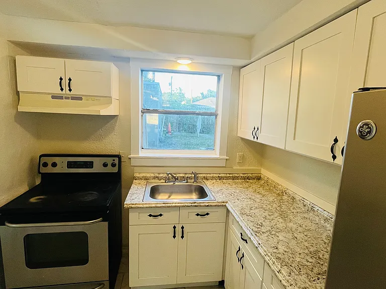920 E Seneca Ave — Photo 13