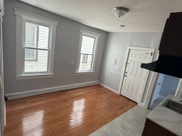 639 S Park St #4 — Photo 8