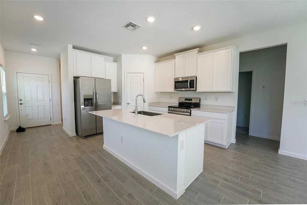 3 bed, 2.5 bath, 1950 sqft, $2,100 — Photo 4