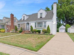 15 Meadowbrook Ln, Valley Stream, NY 11580