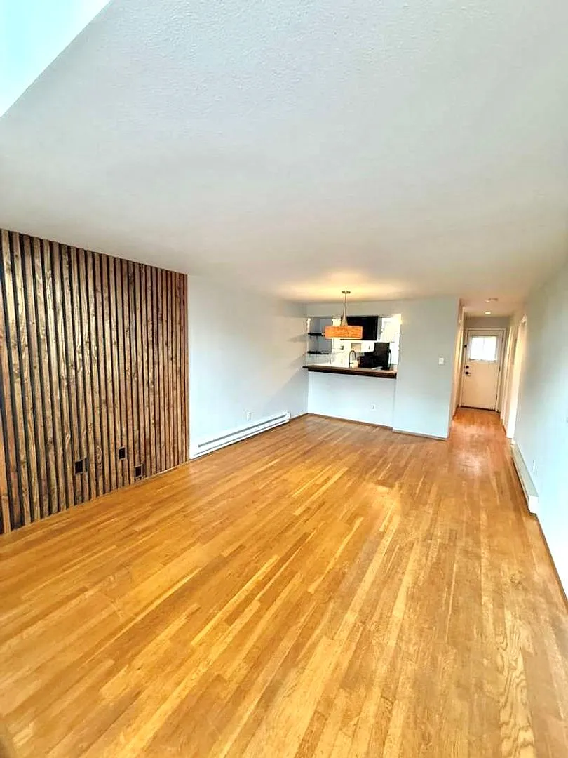 North Seattle 2BR Townhome with Private Garden & Garage — Photo 4
